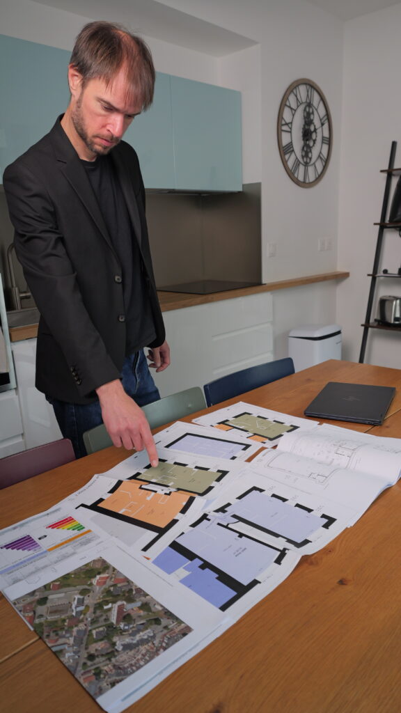 Guillaume Artas travaille sur des plans